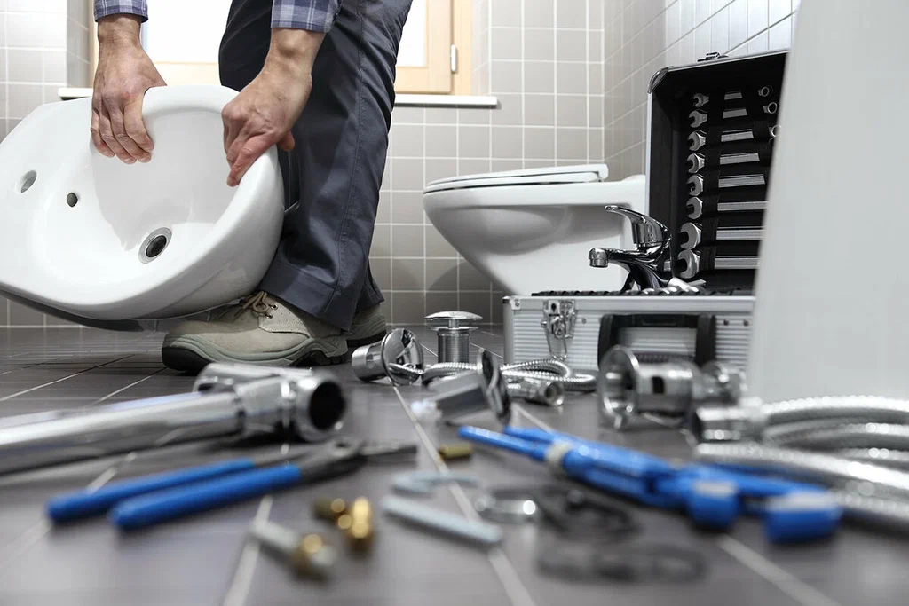 Plumbing tools prepared for a bathroom repair in Rome