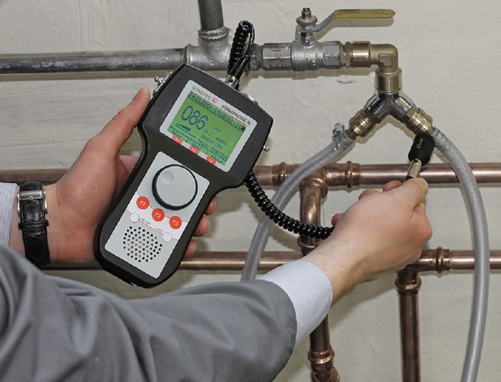 Plumber testing pipes with electronic leak detection equipment in Rome